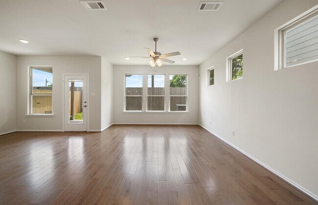 Building Photo - 8647 Cedardale Park Dr