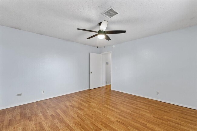 Building Photo - 213 S Silver Dr