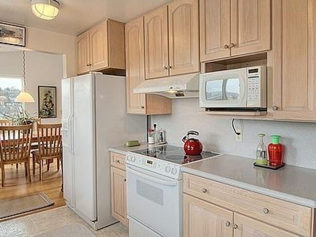 Building Photo - Luo Zhong Triplex