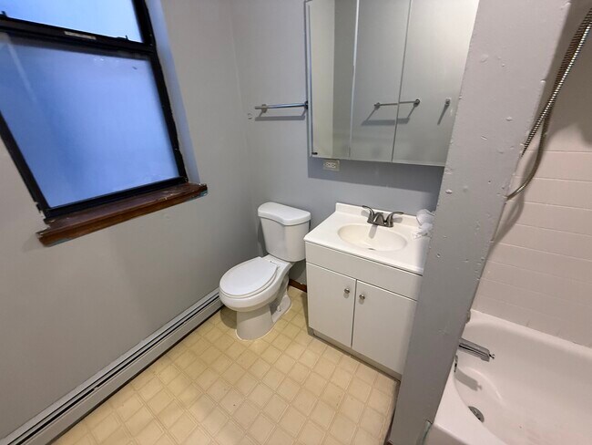 Building Photo - 5852 S King Dr