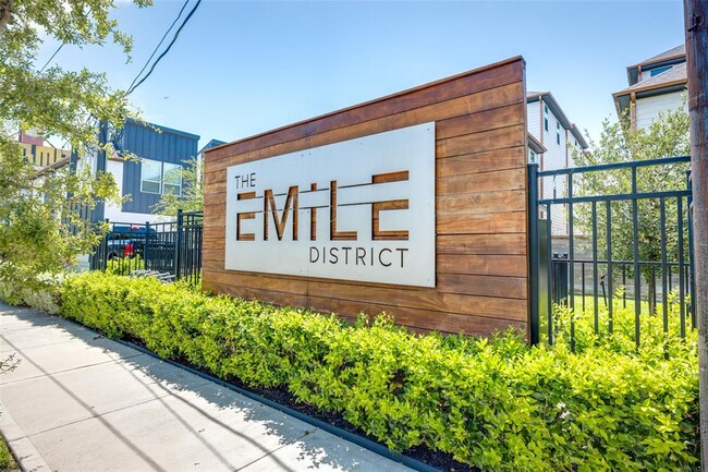 Building Photo - 749 Emile St