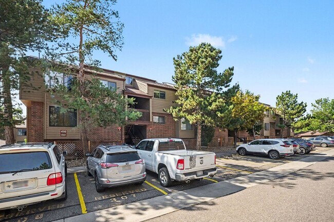 Building Photo - Cozy & Spacious 2BR Top-Floor Condo in Lakewood