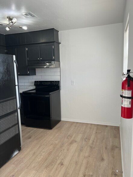 Kitchen with dining area - 615 S 6th St