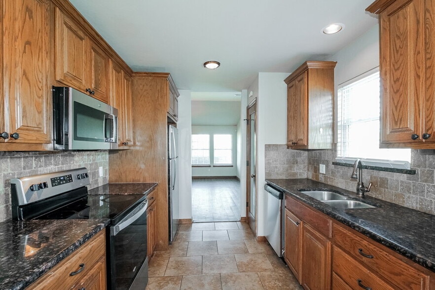 Building Photo - 816 Eric Cir