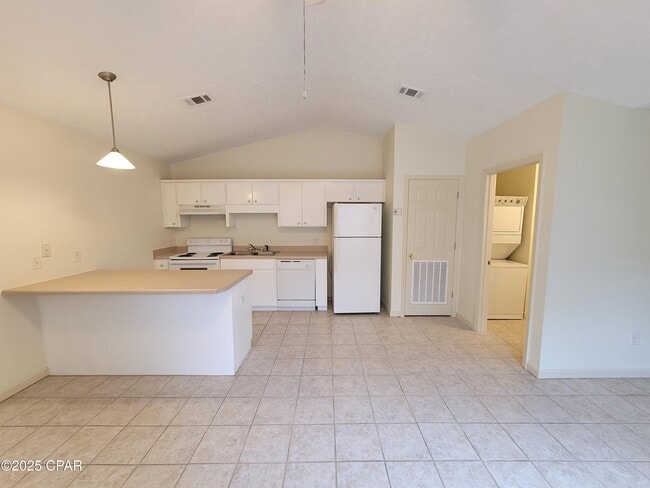 Building Photo - 5522 Pinetree Ave