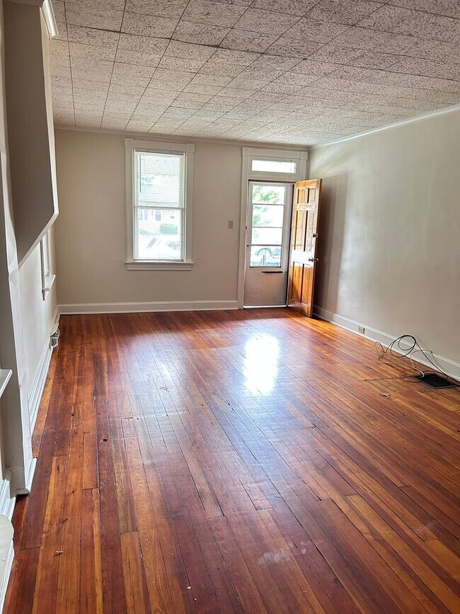 Building Photo - 3 bedroom, 1 bath, 2 story half double house