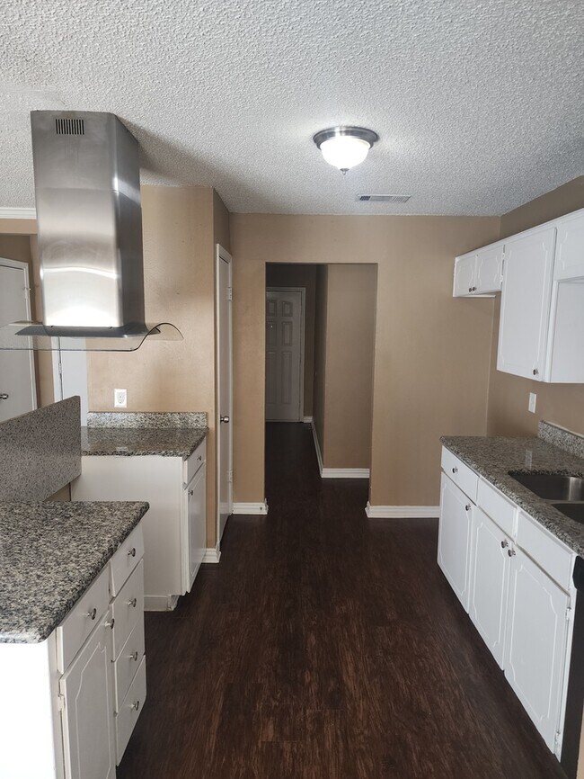 Building Photo - 5325 Weddington Ct