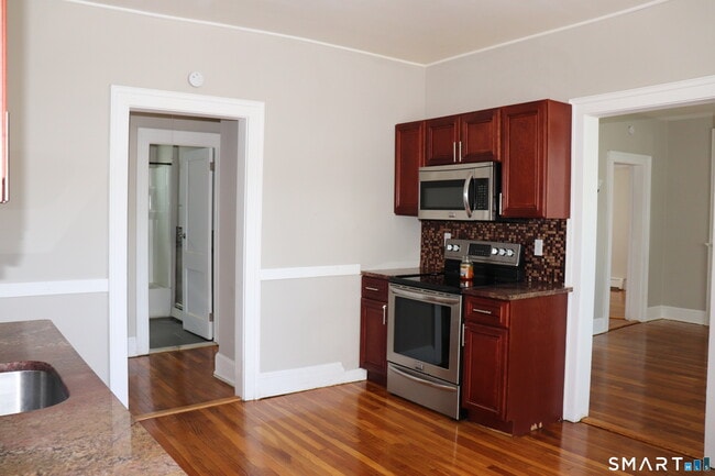 Primary Photo - 152 Lyons St