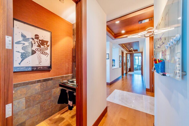 Building Photo - 2Bd/2.5Ba Seattle  Penthouse