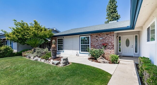 Building Photo - Charming 3-Bedroom Home with Beautifully U...