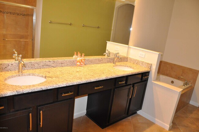Building Photo - 13528 Montecito Pl