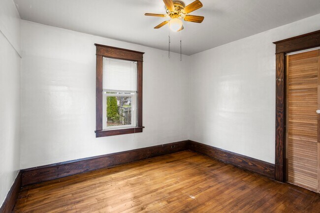 Building Photo - 615 E 3rd St