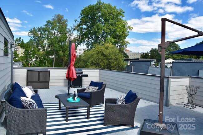 Building Photo - 916 Westbrook Dr