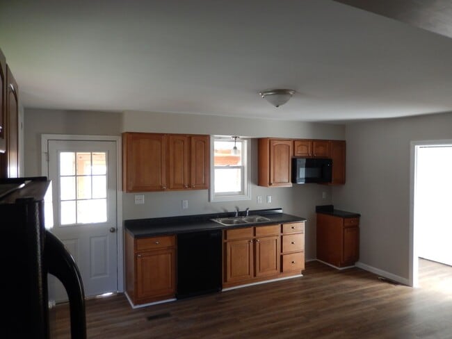 Building Photo - Newly Remodeled 3BR, 2BA, Single Family Ho...