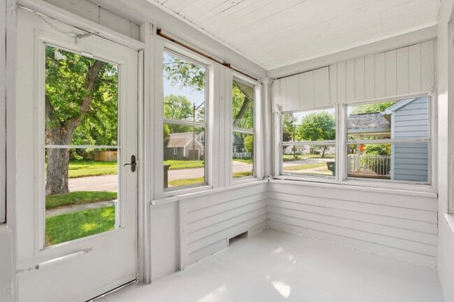 Building Photo - Move-In Ready 3 Bedroom with Fenced Yard & Garage!