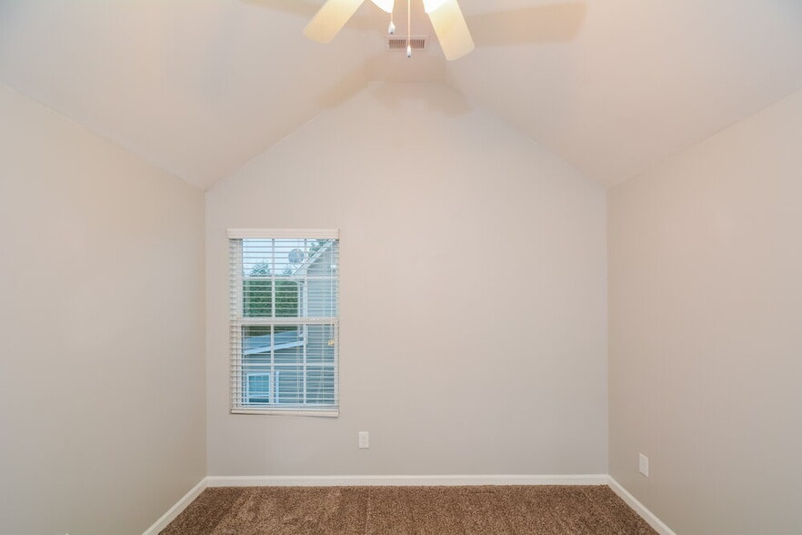 Building Photo - 923 Red Oak Tree Dr