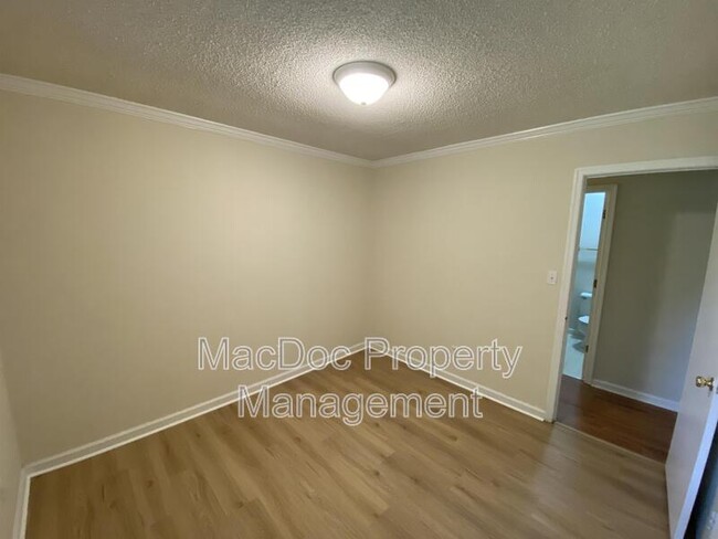 Building Photo - 104 Waverly Dr