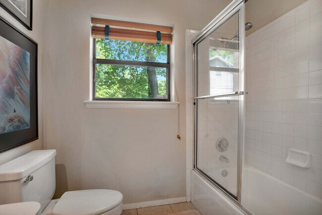 Building Photo - 13014 Schoolhouse Dr