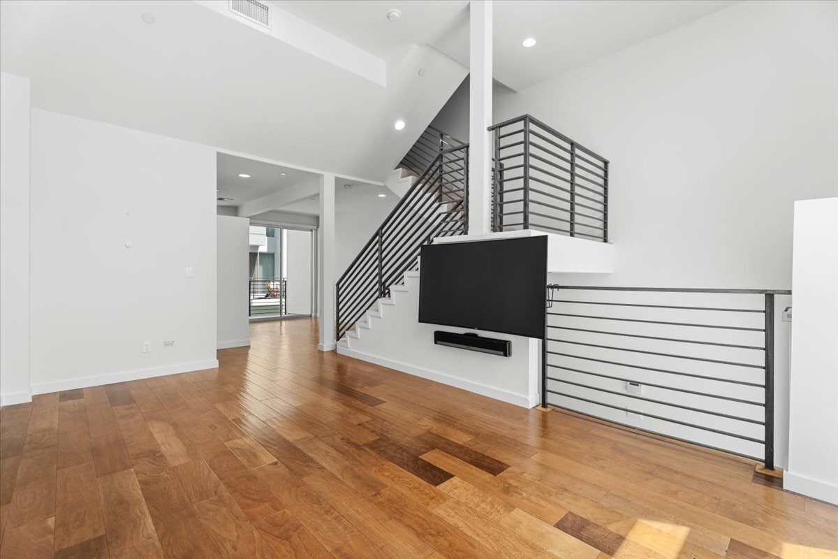 Building Photo - 4151 Redwood Ave