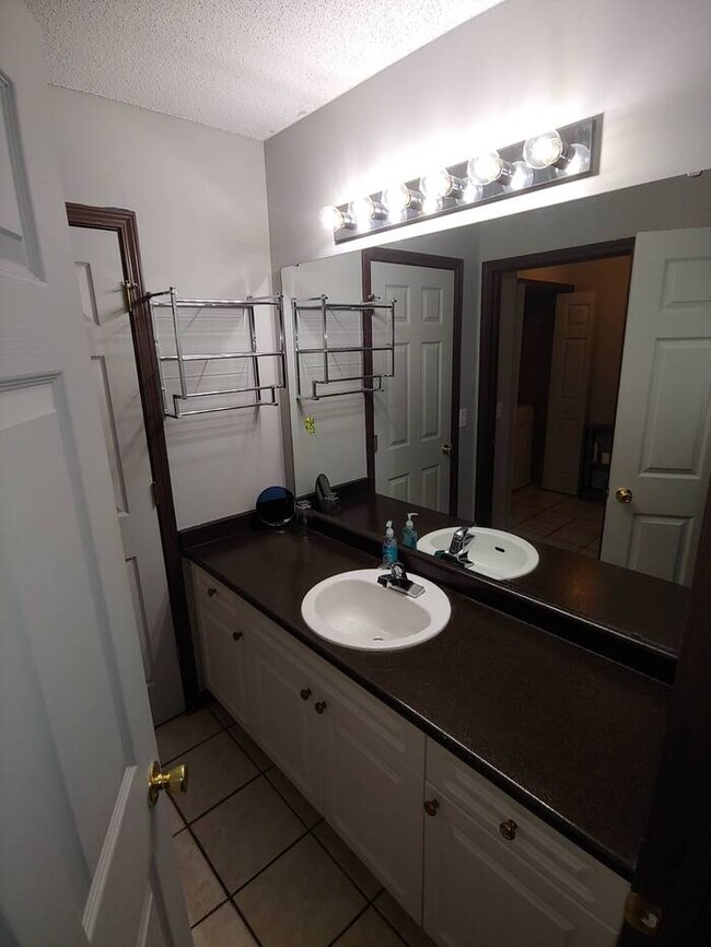 Building Photo - Super Cute 2/2 in Chapin