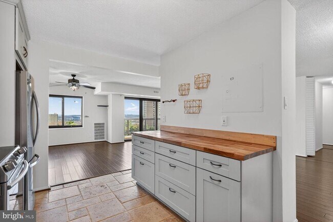 Building Photo - 307 Yoakum Pkwy