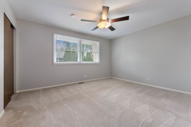 Building Photo - 5S681 Heather Ct