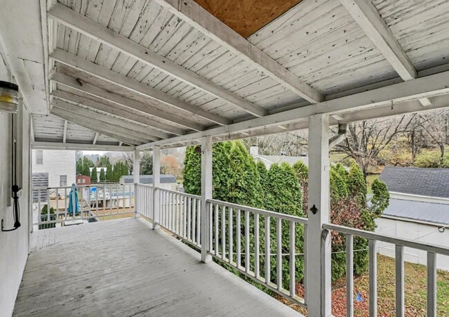 Building Photo - Bright 2 Bedroom, 1 Bath Home in Windsor, Pa!