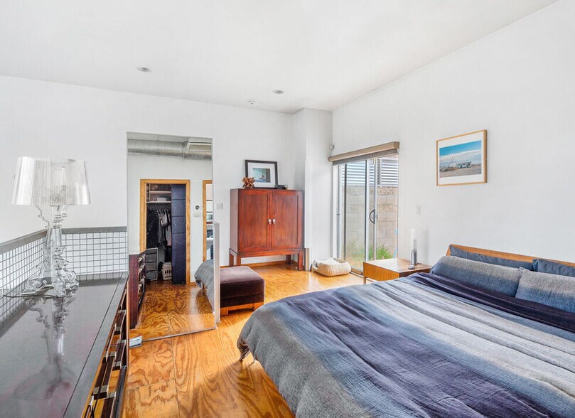 Building Photo - 2448 Riverside Dr