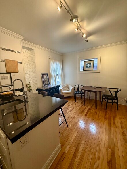 Building Photo - 267 E Blenkner St