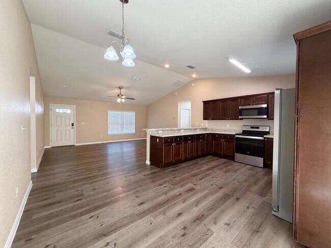 Building Photo - Desirable SE Neighborhood - 3/2/2 Silver Spring Shores **Available NOW**