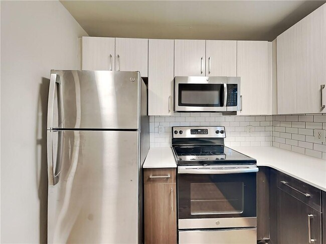 Building Photo - 880 N Highland Ave NE