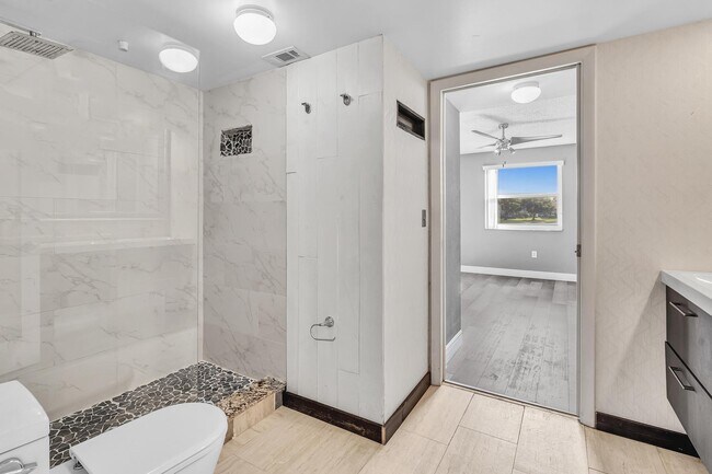 Building Photo - 2820 N Oakland Forest Dr