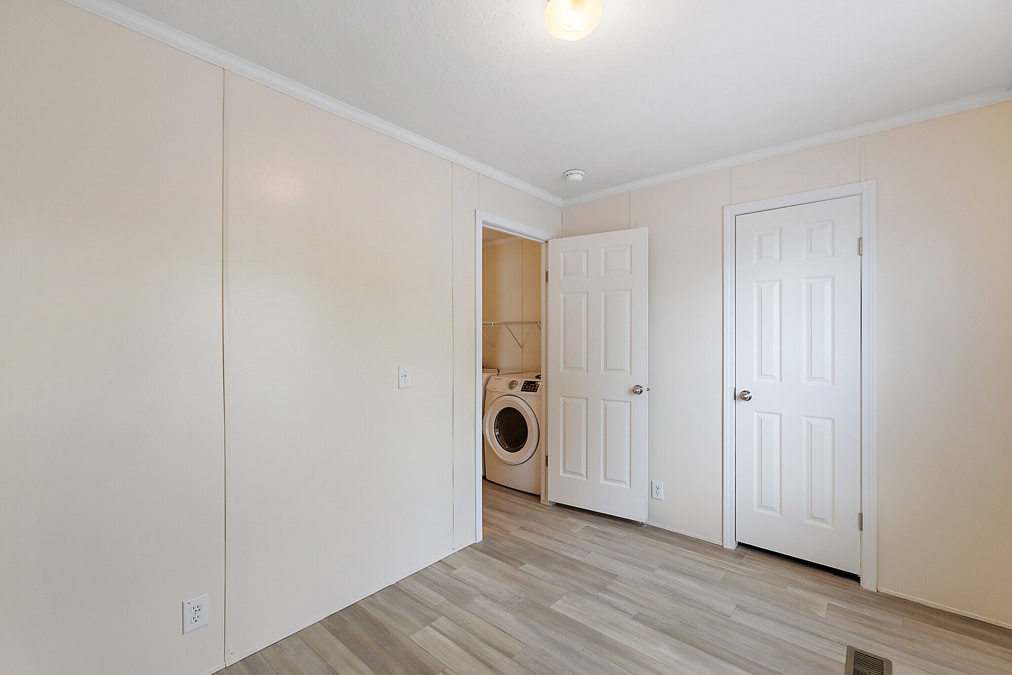 Building Photo - 4418 E Daisy Ln