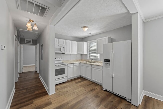 Building Photo - 1605 Oakwood Ave