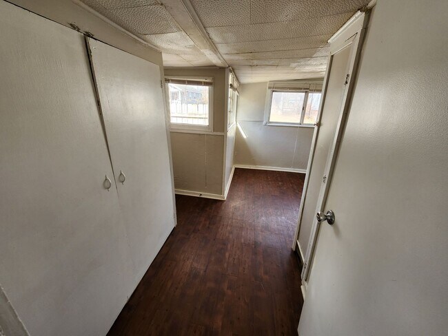 Building Photo - Spacious 3-Bedroom, 1-Bathroom Home AVAILA...