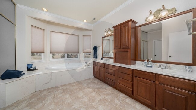 Building Photo - Country Living on 13.5 Acres