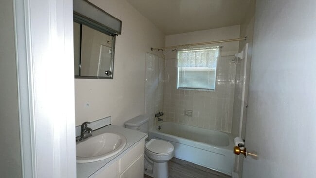 Building Photo - Jeanette Avenue-1041/1043 (Duplex)
