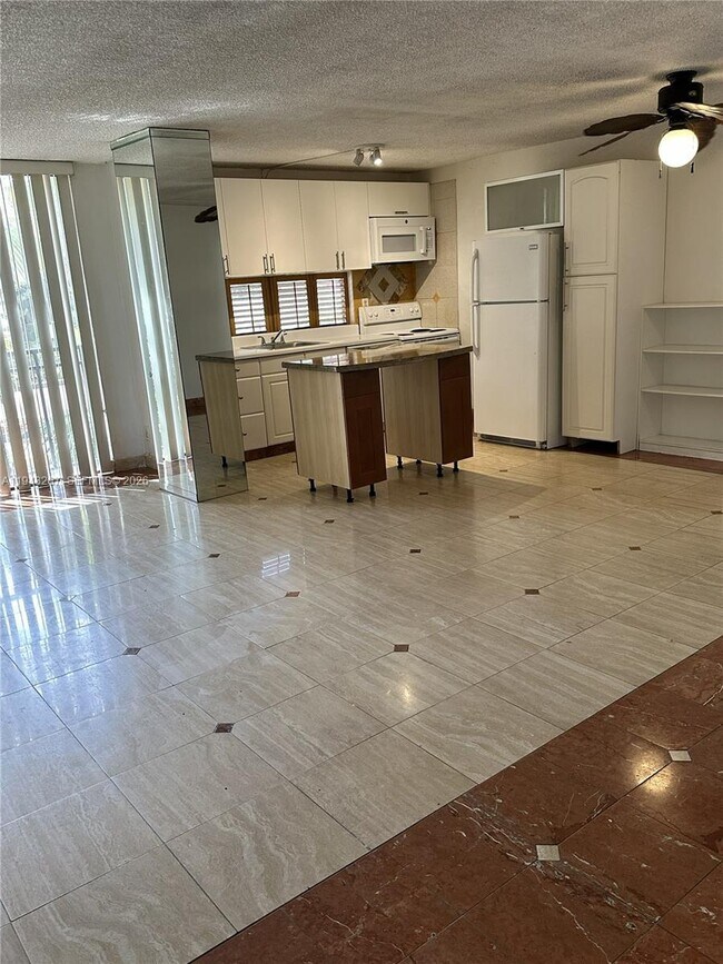 Building Photo - 17021 N Bay Rd