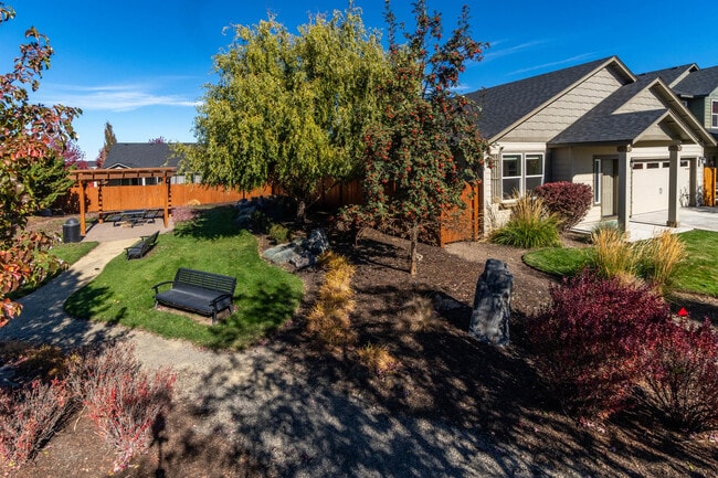 Building Photo - 3667 SW Pumice Stone Ave