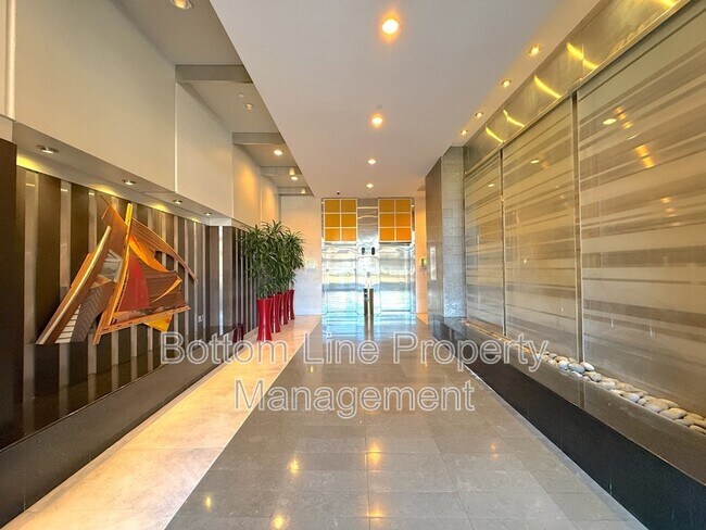 Building Photo - 333 W Trade St