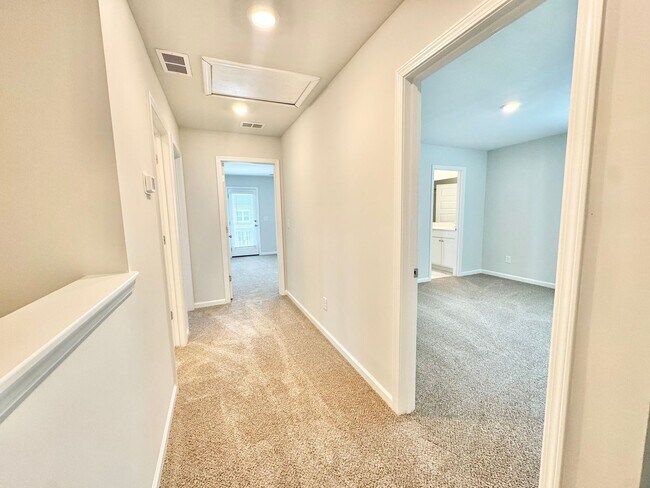 Building Photo - 5 Bedroom, 3.5 Bath Home!