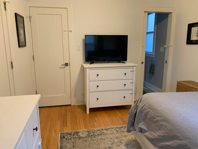 Building Photo - 910 Lake St