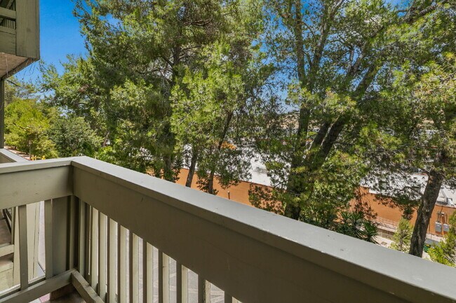 Building Photo - Welcome to your serene 3 BR 2.5 BA Townhome in San Diego!