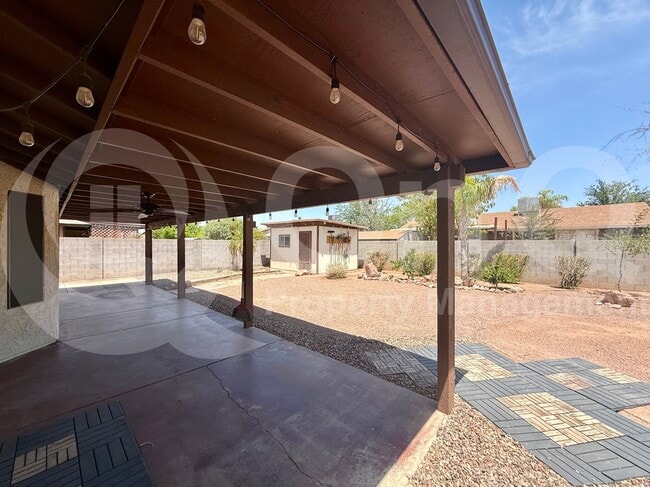 Building Photo - 2862 E Dolphin Ave