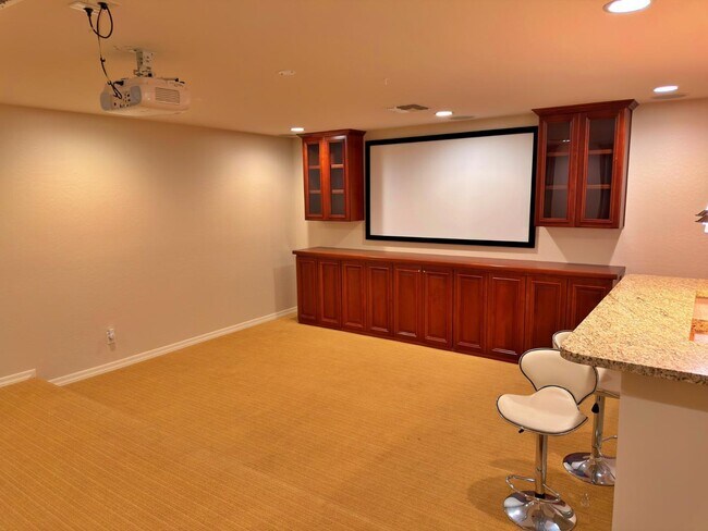 Building Photo - 737 E Charlevoix Ave