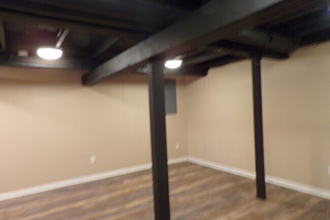 Building Photo - 1420 Dollar St