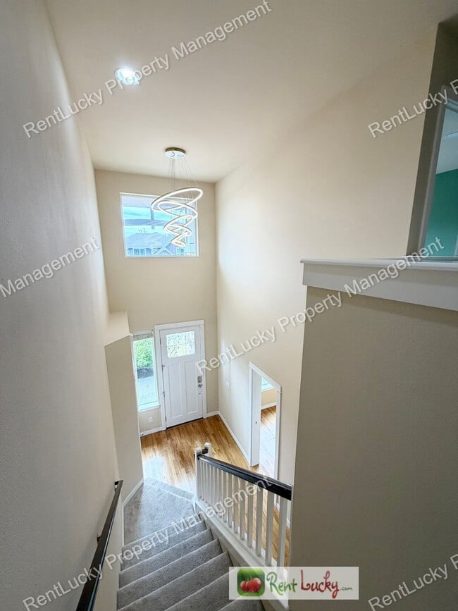 Building Photo - FANTASTIC 5 Bedroom Home in Bothell w/ Smart Lights and Gorgeous Kitchen!