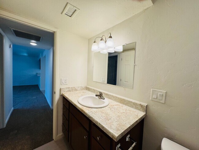 Building Photo - Beautiful Townhome in Great Eastside Location