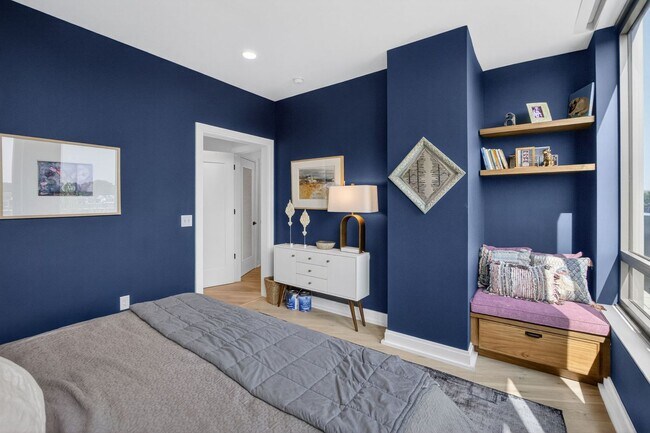 Building Photo - Stunning 2BR/2BA Luxury Condo // Capitol Hill Views // Garage Parking included