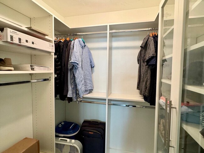 Building Photo - 3051 NE 47th Ct